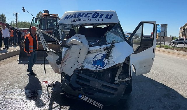 Yüksekova'da yolcu minibüsü ile kamyon çarpıştı: 2 ölü, 3 yaralı