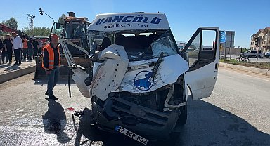 Yüksekova'da yolcu minibüsü ile kamyon çarpıştı: 2 ölü, 3 yaralı