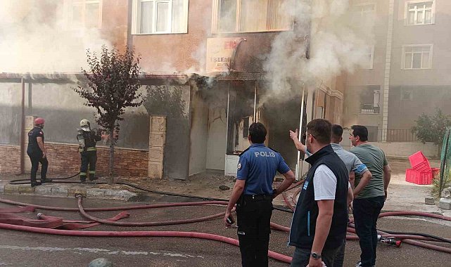 Yumurta dükkanını saran alevlere iş makinesiyle müdahale