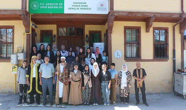 Yunus Emre'nin hayatı açık havada tiyatro oyunuyla sahnelendi