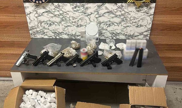 Zeytinburnu'nda uyuşturucu operasyonunda 60 bin sentetik ecza hap ele geçirildi