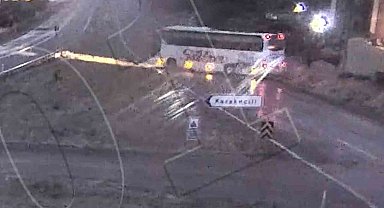 1 kişinin öldüğü, 40 kişinin yaralandığı otobüs kazası kamerada