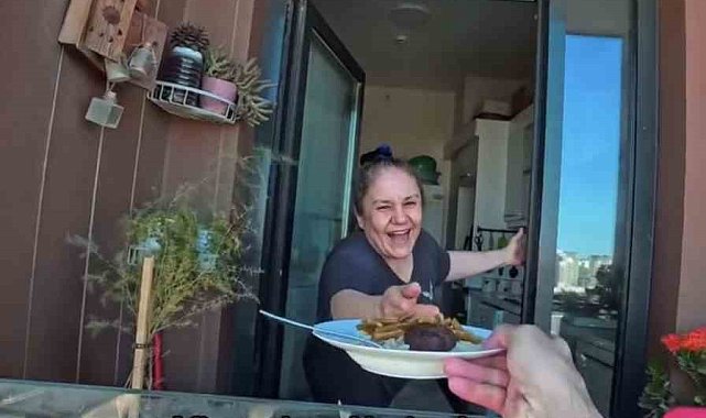 100 metre yükseklikte gökdelen temizliği yapanlara köfte, patates, pilav ikramı