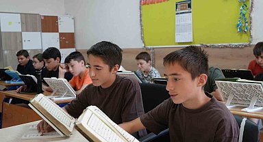 13 yaşındaki ikiz kardeşler birlikte Kur'an-ı Kerim'i ezberleyerek hafız oldu