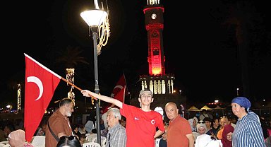 15 Temmuz Demokrasi ve Milli Birlik Günü'nde binlerce İzmirli tek yürek oldu