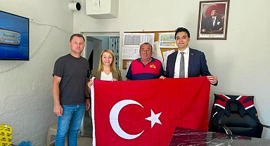 15 Temmuz öncesi esnafa Türk bayrağı dağıtıldı
