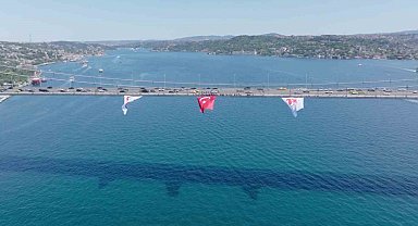 15 Temmuz Şehitler Köprüsü'ne asılan dev Türk bayrağı havadan görüntülendi