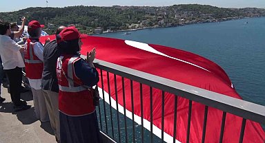 15 Temmuz'un 10'uncu yılında 15 Temmuz Şehitler Köprüsü'ne dev Türk bayrağı asıldı