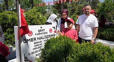 7 yaşındaki Ömer Halis Demir, ismini taşıdığı şehidi ilk kez ziyaret etti