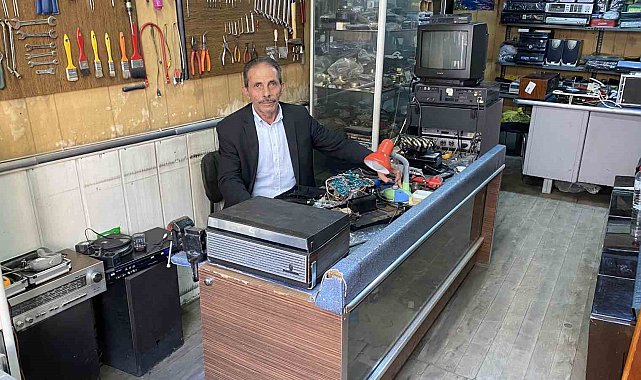 80'ler Sokağı'nın zamana direnen son ustası: Yarım asırdır geçmişin sesini onarıyor
