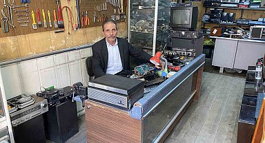 80'ler Sokağı'nın zamana direnen son ustası: Yarım asırdır geçmişin sesini onarıyor