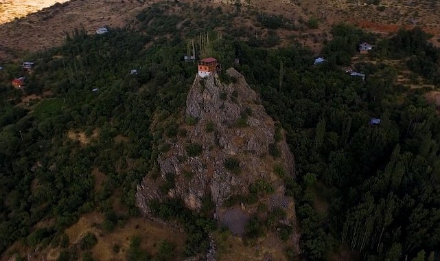 96 basamaklı kayalıkların üzerindeki ev 30 milyon liradan satışa sunuldu