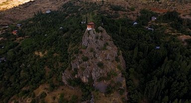 96 basamaklı kayalıkların üzerindeki ev 30 milyon liradan satışa sunuldu