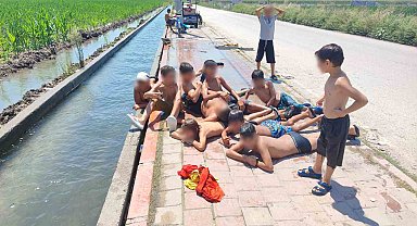 Adana'da çocukların kanal keyfi: Kaldırım plaja döndü