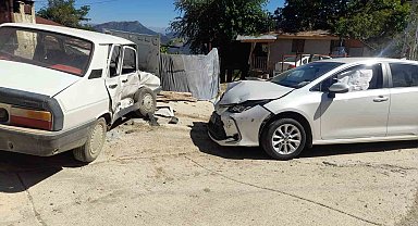 Adana'da otomobiller çarpıştı: 2 yaralı