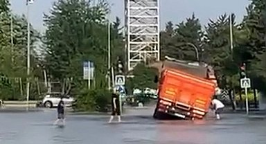 Adana'da su borusu patladı, yollar göl oldu