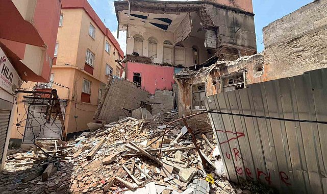 Adana'da yıkılan metruk binanın enkazı 48 gündür kaldırılmadı