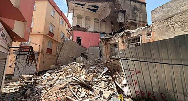 Adana'da yıkılan metruk binanın enkazı 48 gündür kaldırılmadı