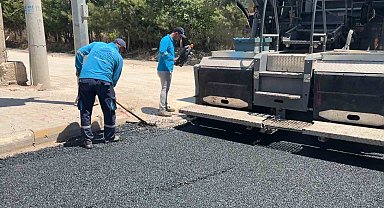Adıyaman'da 170 derecelik asfaltın seriminde işçilerin zorlu mesaisi