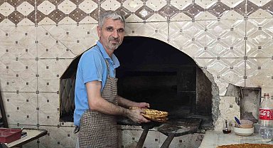 Adıyaman'da 400 derecelik fırının başında ekmek mesaisi