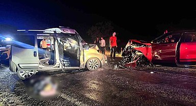 Afyonkarahisar'da araçlar kafa kafaya çarpıştı: 2 ölü, 4 yaralı