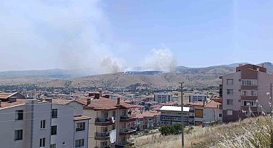 Afyonkarahisar'da otluk alanda çıkan yangına havadan ve karadan müdahale sürüyor