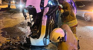 Ağaca çarparak yan yatan otomobildeki 2 kişi yaralandı