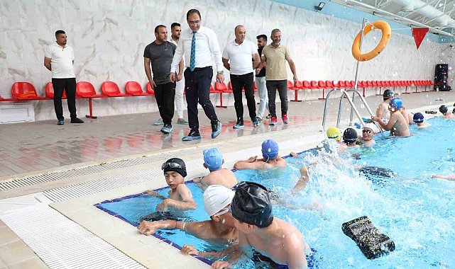 Ağrı'da çocuklar "Yüzme Bilmeyen Kalmasın" projesiyle havuzla buluşuyor