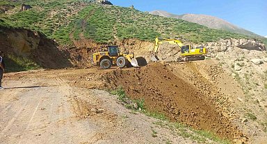 Ağrı'da köy yollarında bakım ve altyapı çalışmaları sürüyor