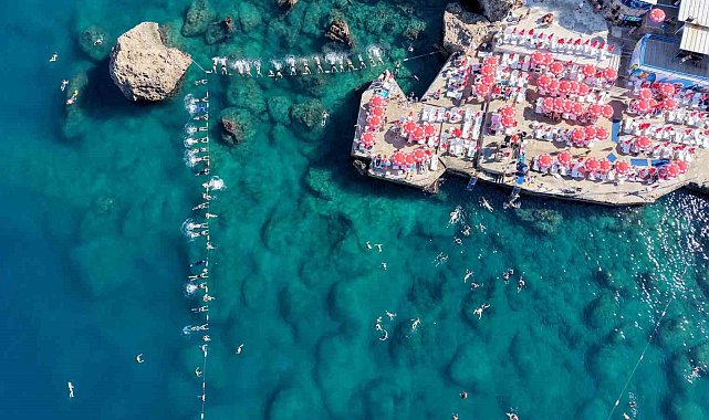 Akdeniz'in berrak sularında falez manzaralı su cimnastiği