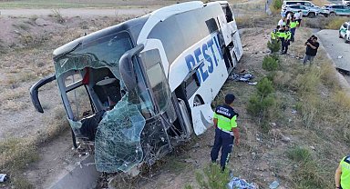 Aksaray'da yolcu otobüsü şarampole devrildi: 44 yaralı