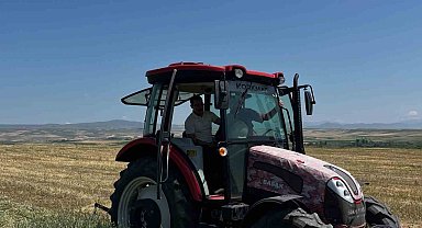 Akyaka Kaymakamı İsmail Demirtaş çiftçilerle hasat yaptı