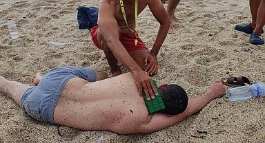 Alanya'da boğulma tehlikesi geçiren tatilciyi cankurtaran kurtardı