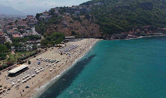 Alanya'da hava 33, deniz 29 dereceyi gördü, turistler denize koştu