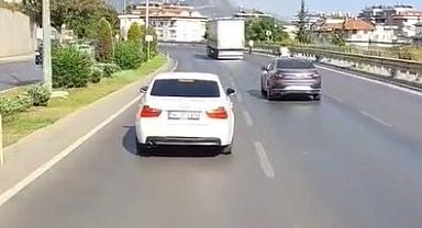 Alanya'da itfaiyeye yol vermeyen sürücü cep telefonu kamerasında