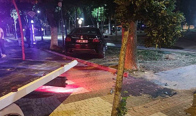 Alkollü aday sürücü kaldırıma çıktı, ehliyetine el konuldu