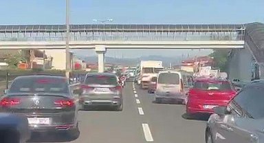 Ambulansa yol vermek için fermuar sistemini uyguladıyar