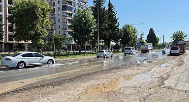 Ana şebeke borusu patladı, yol göle döndü