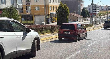 Ani manevra yapan sürücü yoluna devam etti, arkadaki araçlar kaza yaptı