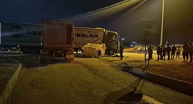 Ankara'da hafriyat kamyonu tıra yandan çarptı: 1 yaralı