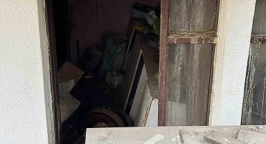 Ankara'da yaşlı çifte ait evden kamyon dolusu çöp çıkartıldı