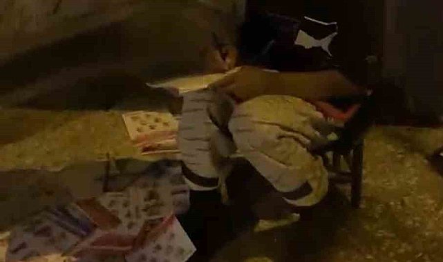 Annesiyle hurda toplayan Ayşe'nin kitap sevgisi duygulandırdı