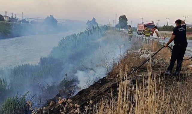 Antakya'da Asi Nehri kenarında sazlık yangını