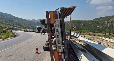 Antalya-Konya yolunda devrilen tırın sürücüsü yaralandı
