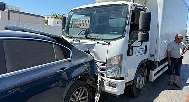 Antalya'da 3 araçlı zincirleme kaza: 2 yaralı