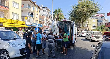 Antalya'da 'U' dönüşü yapan araçla çarpışan motosikletteki 2 kişi yaralandı