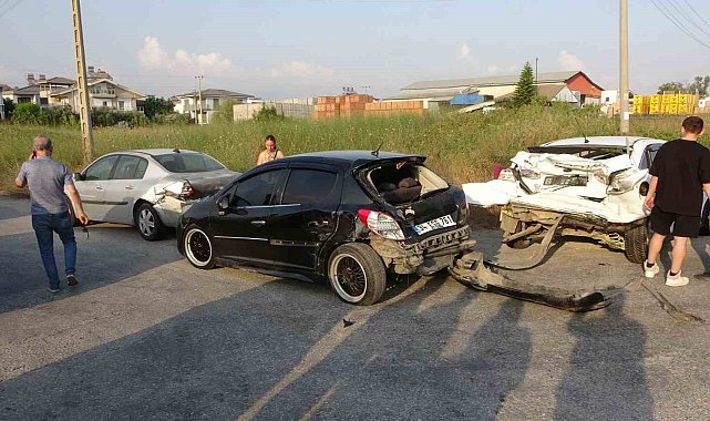 Antalya'da 4 araçlı zincirleme kaza: 6'sı turist 7 yaralı