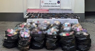 Antalya'da 5 milyon liraya yakın kaçak gözlük ve parfüm operasyonu