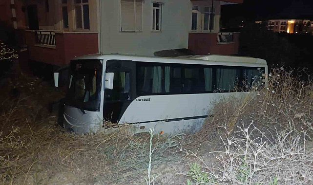 Antalya'da midibüs otomobille çarpıştı: 6 yaralı