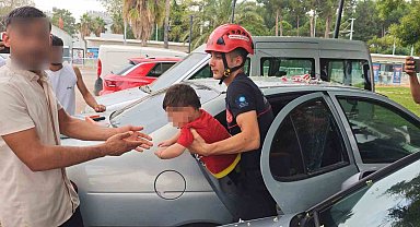 Antalya'da otomobilde kilitli kalan çocuğu itfaiye kurtardı